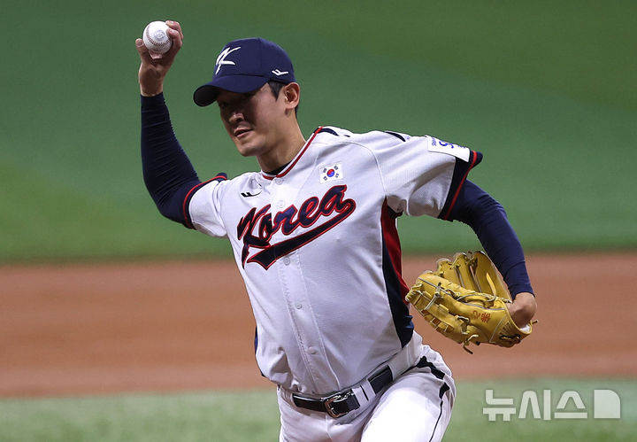 [서울=뉴시스] 정병혁 기자 = 6일 서울 구로구 고척스카이돔에서 2024 WBSC 프리미어12를 앞두고 열린 한국 야구대표팀과 상무의 연습경기, 1회초 무사 주자없는 상황 대표팀 선발 고영표가 역투하고 있다. 2024.11.06. jhope@newsis.com