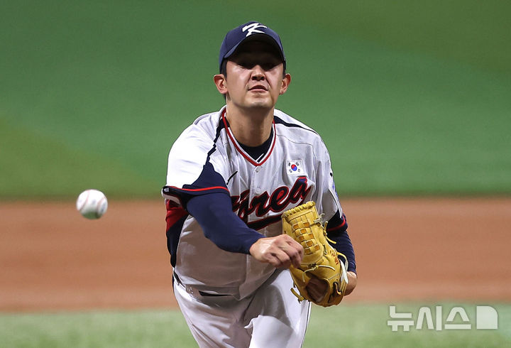 [서울=뉴시스] 정병혁 기자 = 6일 서울 구로구 고척스카이돔에서 2024 WBSC 프리미어12를 앞두고 열린 한국 야구대표팀과 상무의 연습경기, 1회초 무사 주자없는 상황 대표팀 선발 고영표가 역투하고 있다. 2024.11.06. jhope@newsis.com