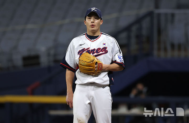 [서울=뉴시스] 정병혁 기자 = 6일 서울 구로구 고척스카이돔에서 2024 WBSC 프리미어12를 앞두고 열린 한국 야구대표팀과 상무의 연습경기, 4회초 대표팀 임찬규가 역투하고 있다. 2024.11.06. jhope@newsis.com