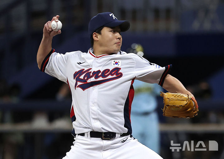 [서울=뉴시스] 정병혁 기자 = 6일 서울 구로구 고척스카이돔에서 2024 WBSC 프리미어12를 앞두고 열린 한국 야구대표팀과 상무의 연습경기, 4회초 대표팀 임찬규가 역투하고 있다. 2024.11.06. jhope@newsis.com