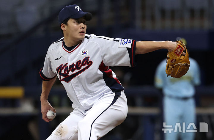 [서울=뉴시스] 정병혁 기자 = 6일 서울 구로구 고척스카이돔에서 2024 WBSC 프리미어12를 앞두고 열린 한국 야구대표팀과 상무의 연습경기, 4회초 대표팀 임찬규가 역투하고 있다. 2024.11.06. jhope@newsis.com