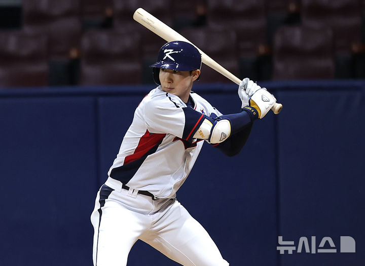 [서울=뉴시스] 정병혁 기자 = 6일 서울 구로구 고척스카이돔에서 2024 WBSC 프리미어12를 앞두고 열린 한국 야구대표팀과 상무의 연습경기, 4회말 2사 1루 상황 대표팀 박성한이 타격하고 있다. 2024.11.06. jhope@newsis.com