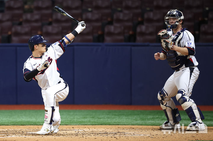 [서울=뉴시스] 정병혁 기자 = 6일 서울 구로구 고척스카이돔에서 2024 WBSC 프리미어12를 앞두고 열린 한국 야구대표팀과 상무의 연습경기, 5회말 2사 주자없는 상황 대표팀 윤동희가 삼진아웃 당하고 있다. 2024.11.06. jhope@newsis.com