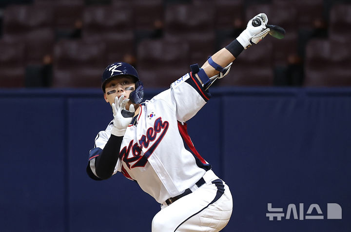 [서울=뉴시스] 정병혁 기자 = 6일 서울 구로구 고척스카이돔에서 2024 WBSC 프리미어12를 앞두고 열린 한국 야구대표팀과 상무의 연습경기, 5회말 2사 주자없는 상황 대표팀 윤동희가 삼진아웃 당하고 있다. 2024.11.06. jhope@newsis.com