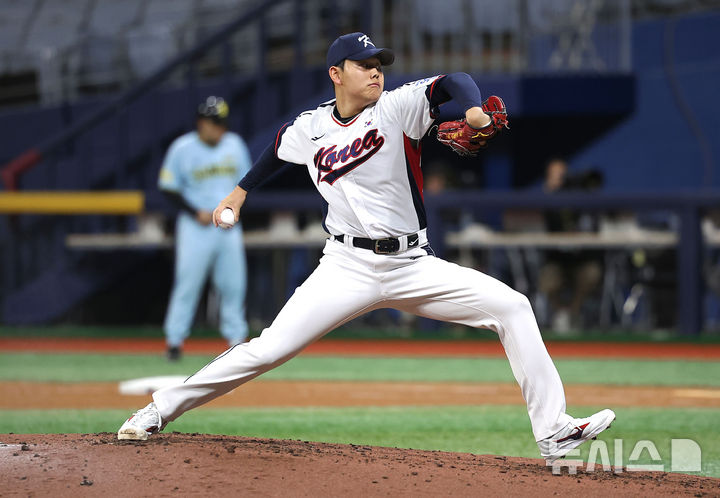 [서울=뉴시스] 정병혁 기자 = 지난해 11월6일 서울 구로구 고척스카이돔에서 2024 WBSC 프리미어12를 앞두고 열린 한국 야구대표팀과 상무의 연습경기, 6회초 대표팀 소형준이 역투하고 있다. 2024.11.06. jhope@newsis.com