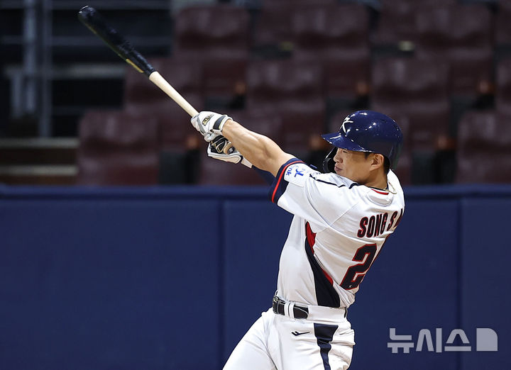 [서울=뉴시스] 정병혁 기자 = 6일 서울 구로구 고척스카이돔에서 2024 WBSC 프리미어12를 앞두고 열린 한국 야구대표팀과 상무의 연습경기, 6회말 2사 주자없는 상황 대표팀 송성문이 타격하고 있다. 2024.11.06. jhope@newsis.com