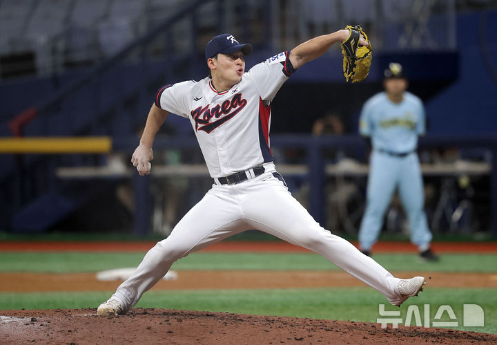[서울=뉴시스] 정병혁 기자 = 6일 서울 구로구 고척스카이돔에서 2024 WBSC 프리미어12를 앞두고 열린 한국 야구대표팀과 상무의 연습경기, 8회초 대표팀 조병현이 역투하고 있다. 2024.11.06. jhope@newsis.com