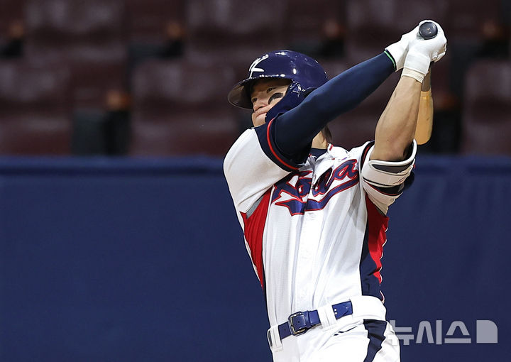 [서울=뉴시스] 정병혁 기자 = 6일 서울 구로구 고척스카이돔에서 2024 WBSC 프리미어12를 앞두고 열린 한국 야구대표팀과 상무의 연습경기, 8회말 2사 1루 상황 대표팀 김도영이 타격하고 있다. 2024.11.06. jhope@newsis.com