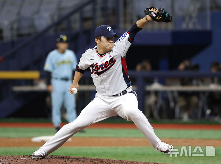 [서울=뉴시스] 정병혁 기자 = 6일 서울 구로구 고척스카이돔에서 2024 WBSC 프리미어12를 앞두고 열린 한국 야구대표팀과 상무의 연습경기, 9회초 대표팀 박영현이 역투하고 있다. 2024.11.06. jhope@newsis.com