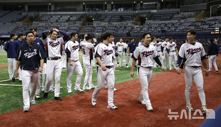 [서울=뉴시스] 정병혁 기자 = 6일 서울 구로구 고척스카이돔에서 2024 WBSC 프리미어12를 앞두고 열린 한국 야구대표팀과 상무의 연습경기를 마친 대한민국 선수들이 서로 격려하고 있다. 2024.11.06. jhope@newsis.com