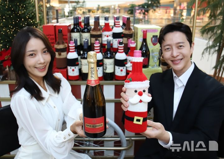 [서울=뉴시스] 더현대 서울 크리스마스 빌리지. (사진= 아영FBC 제공) 