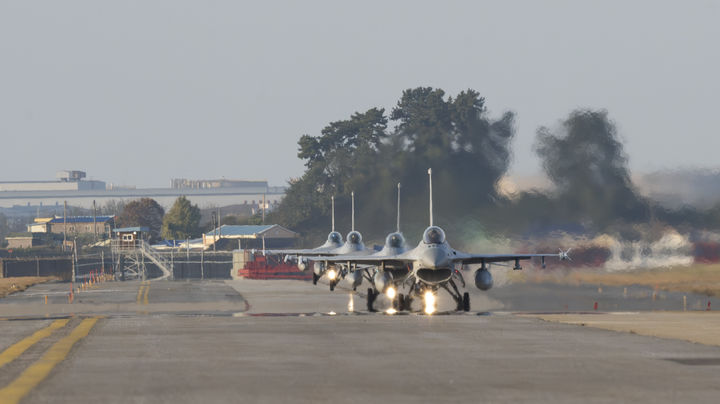 [서산=뉴시스] 한미 공군 올해 6차 쌍매훈련 첫날인 4일 미 공군 제8전투비행단이 군산기지 활주로에서 촬영한 코끼리 걸음 대형 모습. 이 대형은 여러 마리의 코끼리가 꼬리를 물고 이동하는 모습과 비슷해 이 같이 이름 붙여졌다. (사진=공군 제20전투비행단 제공) 2024.11.07. photo@newsis.com&nbsp; *재판매 및 DB 금지
