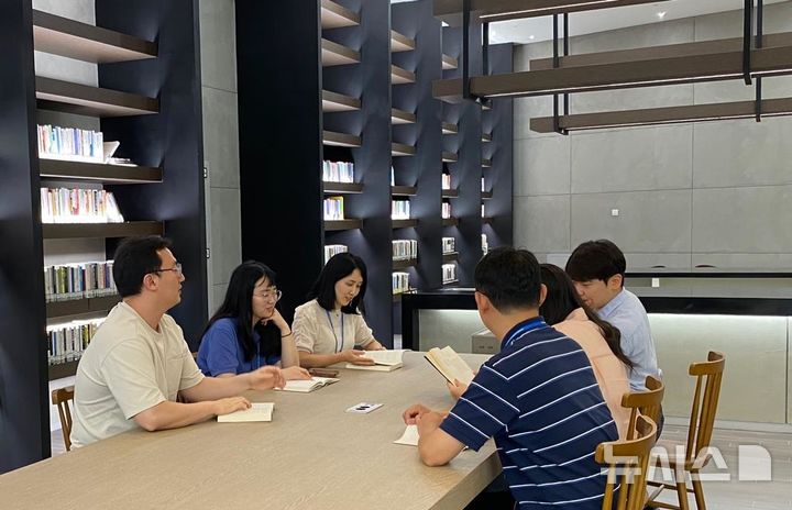 [서울=뉴시스] '2024년 독서경영 우수직장' 대상에 선정된 경기주택도시공사. (사진=문체부 제공) photo@newsis.com *재판매 및 DB 금지