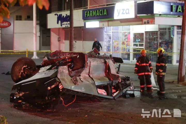 [서울=뉴시스]멕시코에서 테슬라 사이버트럭이 충돌 사고로 휴지조각처럼 처참히 구겨졌지만 탑승한 4명이 모두 기적적으로 살아남았다. (사진=소셜미디어 갈무리)