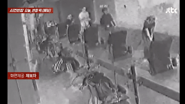 [서울=뉴시스] 2024년 11월 6일 JTBC 사건반장에 소개된 안와골절, 광대 함몰 등 전치 6주 진단을 받은 피해자가 가해자 여성이 휘두른 골프채에 맞는 장면.(사진=JTBC 사건반장 갈무리)&nbsp; *재판매 및 DB 금지 *재판매 및 DB 금지