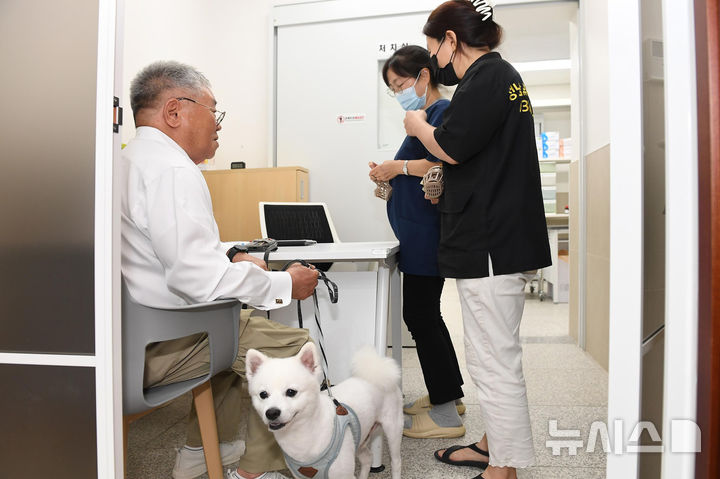 [성남=뉴시스] 한 시민이 반려견을 데리고 성남시립동물병원을 방문했다.(사진=성남시 제공02024.11.07.photo@newsis.com