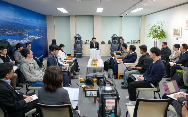 [제주=뉴시스] 7일 오전 제주도청에서 오영훈 제주도지사가 현안과 관련해서 입장을 밝히는 기자간담회를 가졌다. 2024.11.07. photo@newsis.com *재판매 및 DB 금지