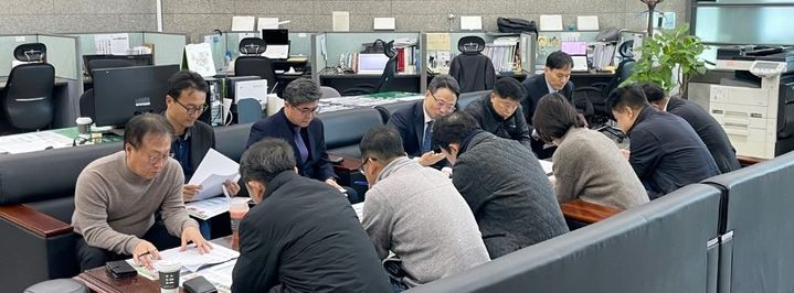 [대전=뉴시스] 7일 박은식(왼쪽줄 왼쪽서 네번째) 산림청 산림산업정책국장이 정부대전청사 기자실서 '2023년 목재이용 현황조사' 결과에 대해 설명하고 있다.(사진=산림청 제공) *재판매 및 DB 금지