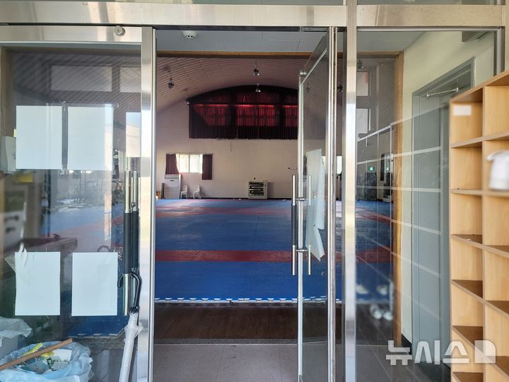 [제주=뉴시스] 오영재 기자 = 7일 오전 제주 모 고등학교 태권도부 체육관 내부. 지난달 이 곳에서 코치에 의한 둔기 폭행 사건이 발생했다. 2024.11.07. oyj4343@newsis.com