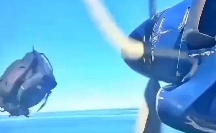 [서울=뉴시스] 이륙하던 여객기 화물칸에서 수하물이 떨어지는 사고가 발생했다. (사진=dailymail) *재판매 및 DB 금지