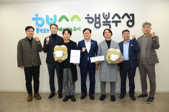 [대구=뉴시스] 대구시 수성구는 조진만 건축가를 총괄건축가로 위촉하고 위촉장을 수여했다. (사진 = 대구시 수성구 제공) 2024.11.07. photo@newsis.com *재판매 및 DB 금지