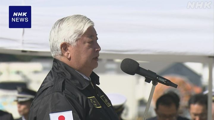 [서울=뉴시스]나카타니 겐 일본 방위상이 7일 도쿄 가나가와현 해상자위대 요코스카 기지에서 한국 마라도함에 승선해 한국 선원들과 교류했다. 사진은 행사에서 연설하는 나카타니 방위상의 모습. <사진출처: NHK> 2024.11.07