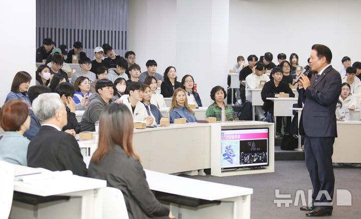 [안양=뉴시스] 최대호 시장이 최근 관내 성결대학교에서 열린 '안양학 특강'에서 "안양시는 학생들의 꿈과 희망을 펼치는 공간이 되겠다"고 밝혔다. (사진=안양시 제공). 2024.11.07.photo@newsis.com