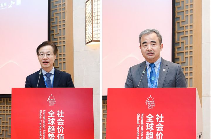 [서울=뉴시스]사회적가치 연구원 나석권 대표(좌측)와 베이징대학교 교육기금회 리위닝 사무총장이 축사를 하고있다. (사진=SK 제공) 2024.11.07. photo@newsis.com *재판매 및 DB 금지