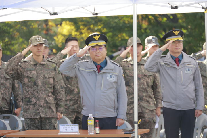 [용인=뉴시스] 7일 오후 경기남부경찰청과 국정원, 경기도, 육군55사단, 한강유역환경청, 경기도소방재난본부, 용인시 등이 옛 경찰대학 훈련장에서 '대테러 관계기관 합동 훈련'을 벌이고 있다. (사진=경기남부경찰청 제공) 2024.11.7 photo@newsis.com *재판매 및 DB 금지