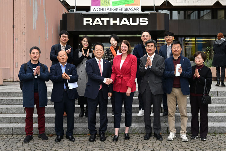 [울산=뉴시스] 독일을 방문 중인 서동욱 울산 남구청장이 지난 6일 고경석 주프랑크푸르트 대한민국 총영사와 함께 헤센주 오버우어젤시청을 방문해 관광객 유치 지원방안 등에 대해 논의한 뒤 기념촬영을 하고 있다. (사진=울산 남구 제공) 2024.11.07. photo@newsis.com *재판매 및 DB 금지