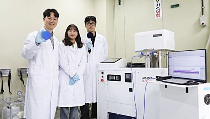 [대전=뉴시스] 기계연구원 반도체장비연구센터 김형우 선임연구원(왼쪽 첫번째)이 개발한 반도체 플라즈마 장비 앞에서 이종구조 샘플을 들어 보이고 있다. (사진=기계연구원 제공) 2024.11.07. photo@newsis.com *재판매 및 DB 금지