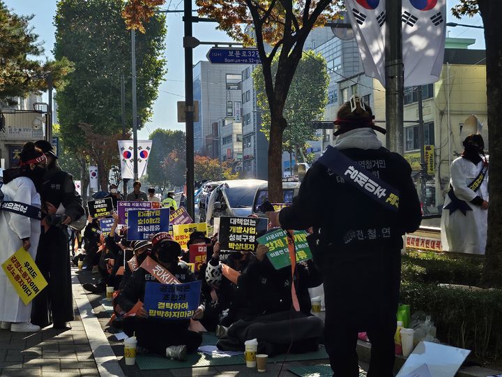 [서울=뉴시스] 조성하 기자 = 서울 강북의 마지막 성매매 집결지. 속칭 '미아리텍사스'에서 일하다 불법 대부업체의 채무 독촉 끝에 목숨을 끊은 박희연(가명·35)씨의 49재를 맞은 7일, 미아리 성노동자 이주대책위원회 소속 동료 40여 명이 서울 성북구청 앞에 모여있다. 2024.11.07. create@newsis.com *재판매 및 DB 금지