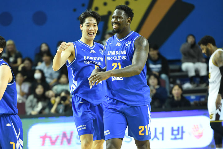 [서울=뉴시스] 프로농구 서울 삼성의 이원석, 코피 코번. (사진=KBL 제공) *재판매 및 DB 금지