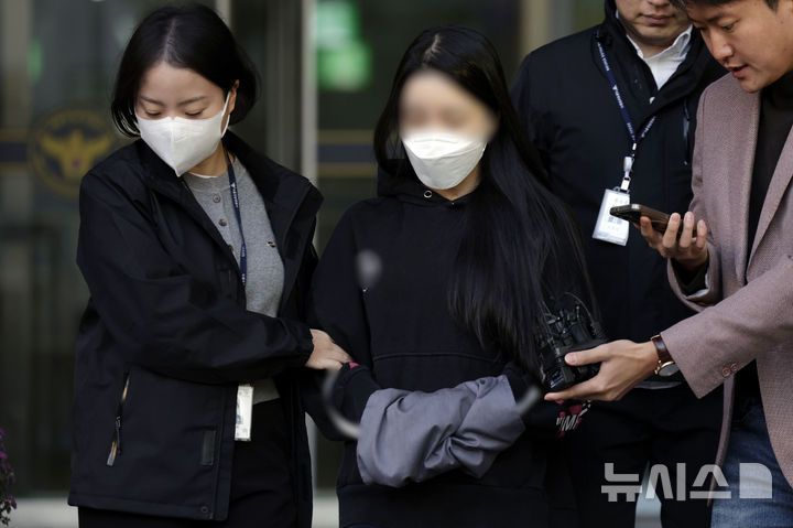 [서울=뉴시스] 최동준 기자 = 서울 강남구 한복판에서 신경안정제를 복용하고 무면허로 운전하다 8중 추돌사고를 낸 혐의로 기소된 20대 여성이 2심에서 감형받자 상고를 포기했다. 사진은 20대 여성 A씨. 2024.11.07. photocdj@newsis.com