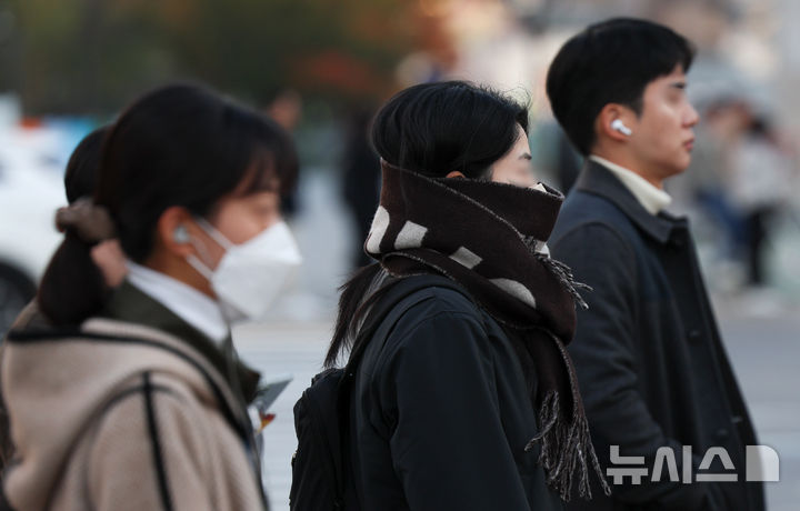 [서울=뉴시스] 김근수 기자 =  절기상 입동인 7일 오전 서울 종로구 세종대로에서 시민들이 출근을 하고 있다. 2024.11.07. ks@newsis.com