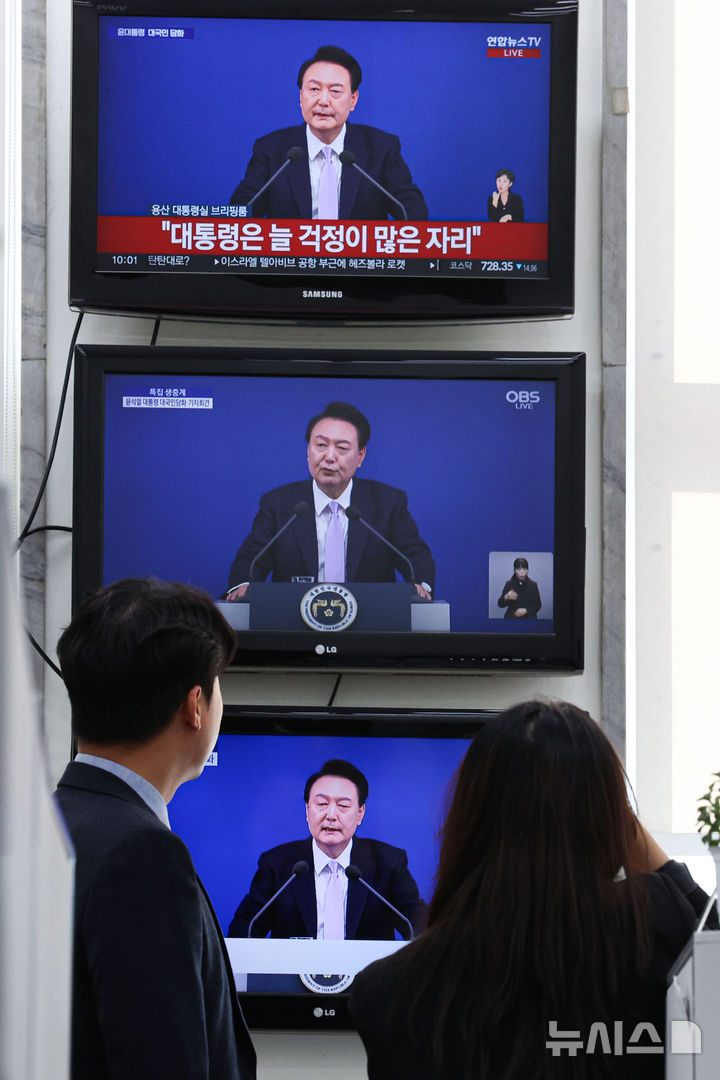 [서울=뉴시스] 권창회 기자 = 7일 오전 서울 여의도 국회에서 국민의힘 당직자들이 윤석열 대통령의 대국민 담화를 시청하고 있다. 2024.11.07. kch0523@newsis.com