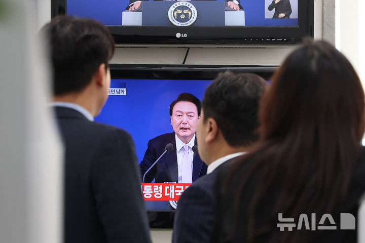 [서울=뉴시스] 권창회 기자 = 7일 오전 서울 여의도 국회에서 국민의힘 당직자들이 윤석열 대통령의 대국민 담화를 시청하고 있다. 2024.11.07. kch0523@newsis.com