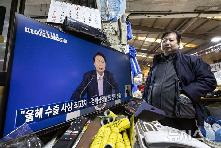 [서울=뉴시스] 김근수 기자 =  윤석열 대통령이 용산 대통령실에서 대국민 담화 및 기자회견을 하는 7일 오전 서울 시내의 한 재래시장에서 시장상인이 생중계 방송을 시청하고 있다. 2024.11.07. ks@newsis.com