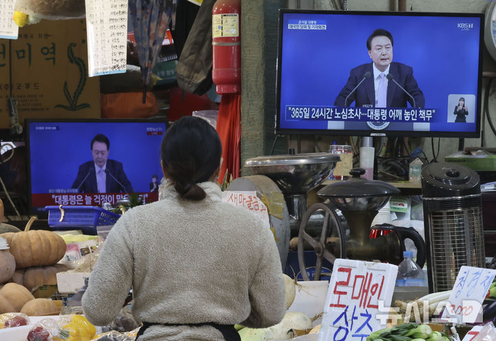 [서울=뉴시스] 김근수 기자 =  윤석열 대통령이 용산 대통령실에서 대국민 담화 및 기자회견을 하는 7일 오전 서울 시내의 한 재래시장에서 시장상인이 생중계 방송을 시청하고 있다. 2024.11.07. ks@newsis.com