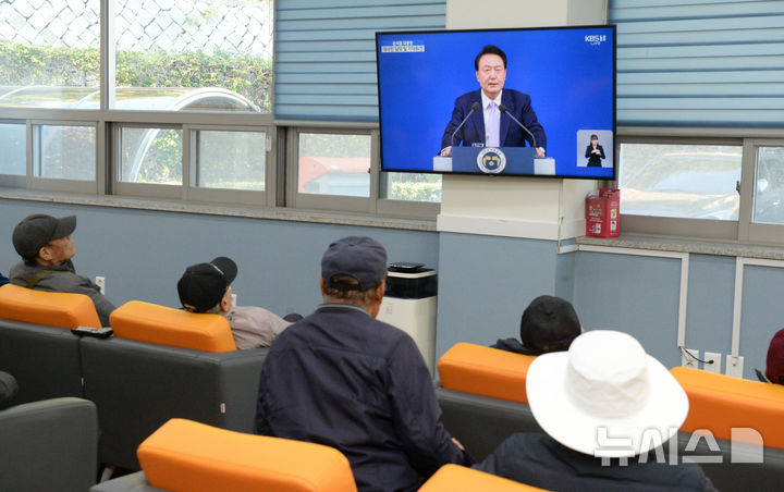 [울산=뉴시스] 배병수 기자 = 윤석열 대통령이 용산 대통령실에서 대국민 담화 및 기자회견을 하는 7일 오전 울산 남구 한 복지관에서 어르신들이 생중계 방송을 시청하고 있다. 2024.11.07.bbs@newsis.com.