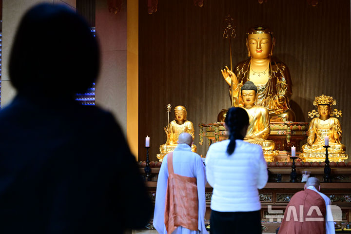 [광주=뉴시스] 이영주 기자 = 2025년 대학수학능력시험을 일주일 앞둔 7일 오전 광주 서구 무각사에서 수험생 자녀를 둔 어머니들이 기도하고 있다. 2024.11.07. leeyj2578@newsis.com