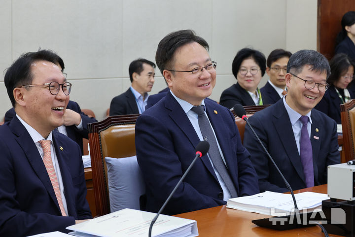 [서울=뉴시스] 조성우 기자 = 조규홍(가운데) 보건복지부 장관이 7일 오전 서울 여의도 국회에서 열린 보건복지위원회 전체회의에서 이기일(오른쪽) 제1차관, 박민수 제2차관과 대화하며 미소짓고 있다. 2024.11.07. xconfind@newsis.com