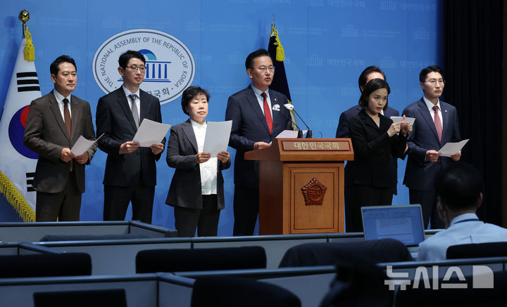 [서울=뉴시스] 고승민 기자 = 국민의힘 유상범 법사위 간사 및 위원들이 7일 서울 여의도 국회 소통관에서 이재명 더불어민주당 대표의 재판 생중계를 촉구하는 기자회견을 하고 있다. 2024.11.07. kkssmm99@newsis.com