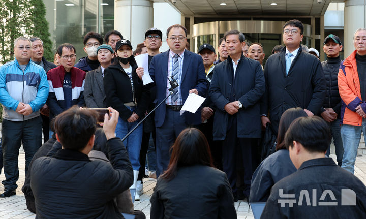 [서울=뉴시스] 이영환 기자 = 이향직 형제복지원 서울경기피해자협의회 대표와 형제복지원 피해자들이 7일 오후 서울 서초구 서울고법에서 열린 대한민국 상대 손해배상 청구 소송 항소심 선고를 마친 후 판결 관련 입장을 전하고 있다. 2024.11.07. 20hwan@newsis.com