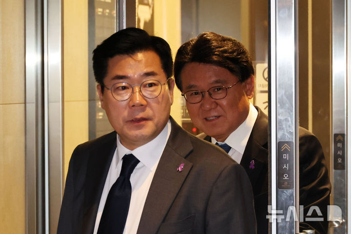 [서울=뉴시스] 권창회 기자 = 박찬대 더불어민주당 원내대표와 황운하 조국혁신당 원내대표가 7일 오후 6개 야당 만찬회동을 위해 서울 여의도 내 한 식당으로 들어서고 있다. 2024.11.07. kch0523@newsis.com