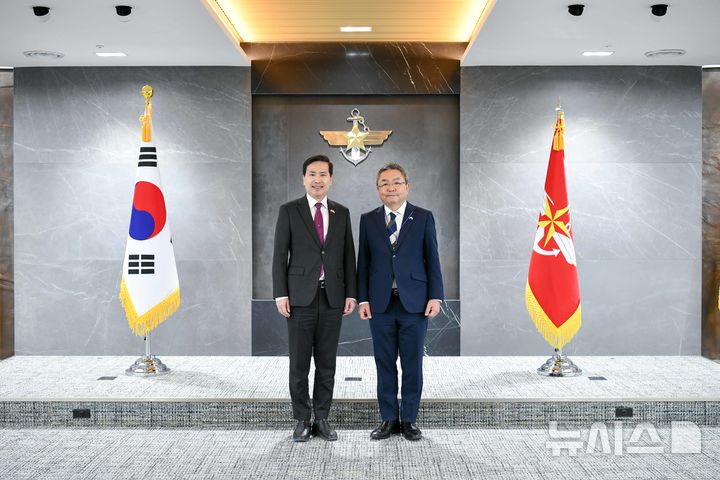 [서울=뉴시스] 김선호 국방부 차관과 나카지마 코이치로 일본 방위성 방위심의관은 8일 서울 용산구 국방부 청사에서 열린 '제1차 한일 국방차관급 회의'에서 기념촬영을 하고 있다. (사진= 국방부 제공) 