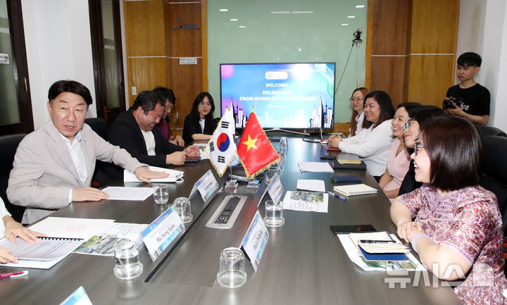 [전주=뉴시스]윤난슬 기자 = 전북 전주시는 우범기 시장 등으로 꾸려진 전주시 경제사절단이 지난 3일부터 6박 7일간의 일정으로 하노이와 호치민 등 베트남 현지에서 지역 수출기업 수출 판로 개척 등 구체적인 성과를 거뒀다고 8일 밝혔다. 사진은 사이공이노베이션허브를 찾아 업무에 대해 논의하는 모습.(사진=전주시 제공)