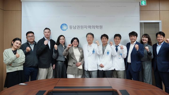 [부산=뉴시스] 7일 동남권원자력의학원을 찾은 몽골 울란바토르 병원 대표들. (사진=동남권원자력의학원 제공) 2024.11.07. photo@newsis.com *재판매 및 DB 금지