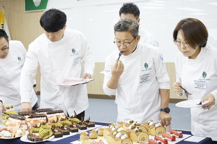 [세종=뉴시스] 농촌진흥청은 대한제과협회와 함께 제8회 우리쌀빵 기능경진대회를 열고 가루쌀을 활용한 올해의 으뜸 빵과 과자를 선정했다고 10일 밝혔다. (사진 = 농진청 제공) 2024.11.10.  *재판매 및 DB 금지