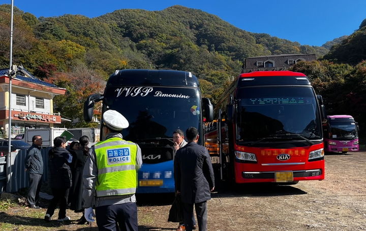 [정읍=뉴시스] 내장산 단풍 절정기를 앞두고 정읍시가 전세버스 대상 교통사고 예방 현장점검을 실시하고 있다. *재판매 및 DB 금지